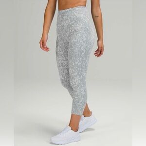 lululemon athletica Women  Cropped Leggings Size 4.